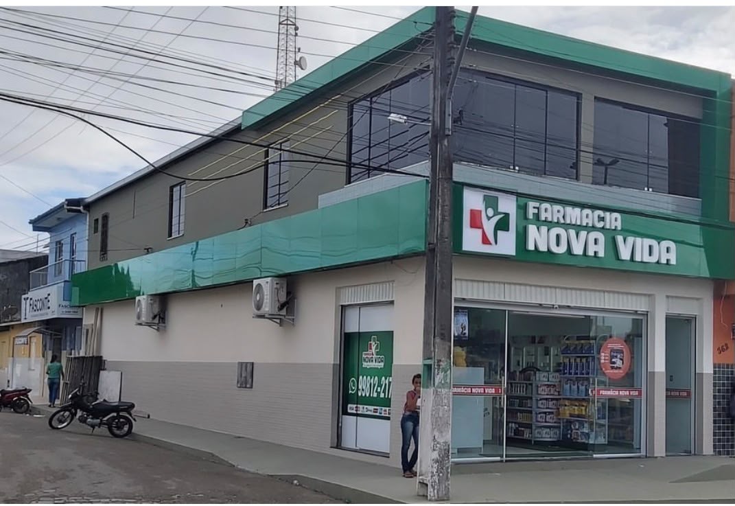 Fachada de esquina da Farmácia Nova Vida